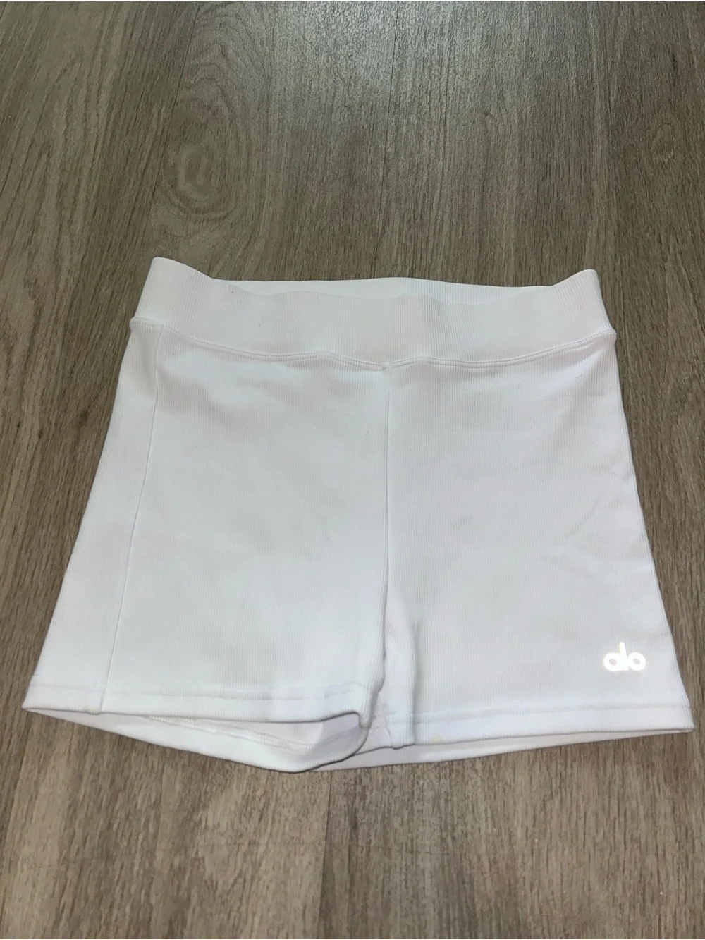 ALO YOGA GODDESS RIBBED HIGH-WAIST HOT SHORT WHITE small NWOT